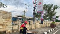 Petugas lapangan Telkom melakukan pengecekan kesiapan infrastruktur jaringan TelkomGroup jelang pelaksanaan KTT ASEAN ke-42 di Labuan Bajo (1/4/2023). (Foto: Istimewa)