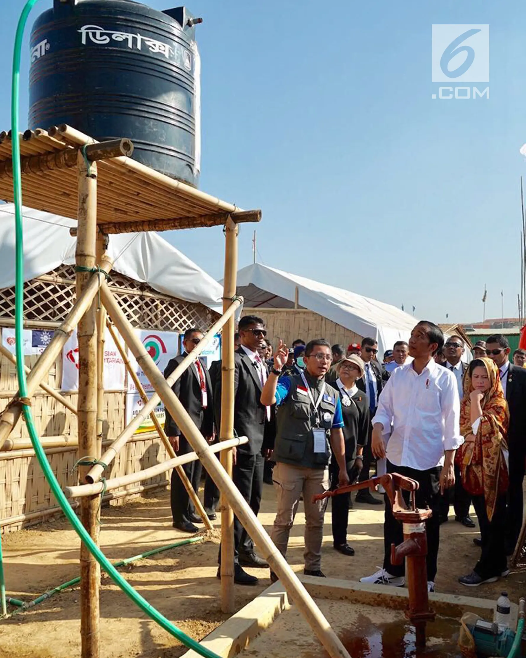 Presiden Jokowi memeriksa tempat penampungan air di pengungsian Rahkhine State, Kamp Jamtoli, Sub Distrik Ukhiya, Distrik Cox's Bazar, Bangladesh, Minggu (28/1). (Liputan6.com/Pool/Rusman Biro Pers Setpres)