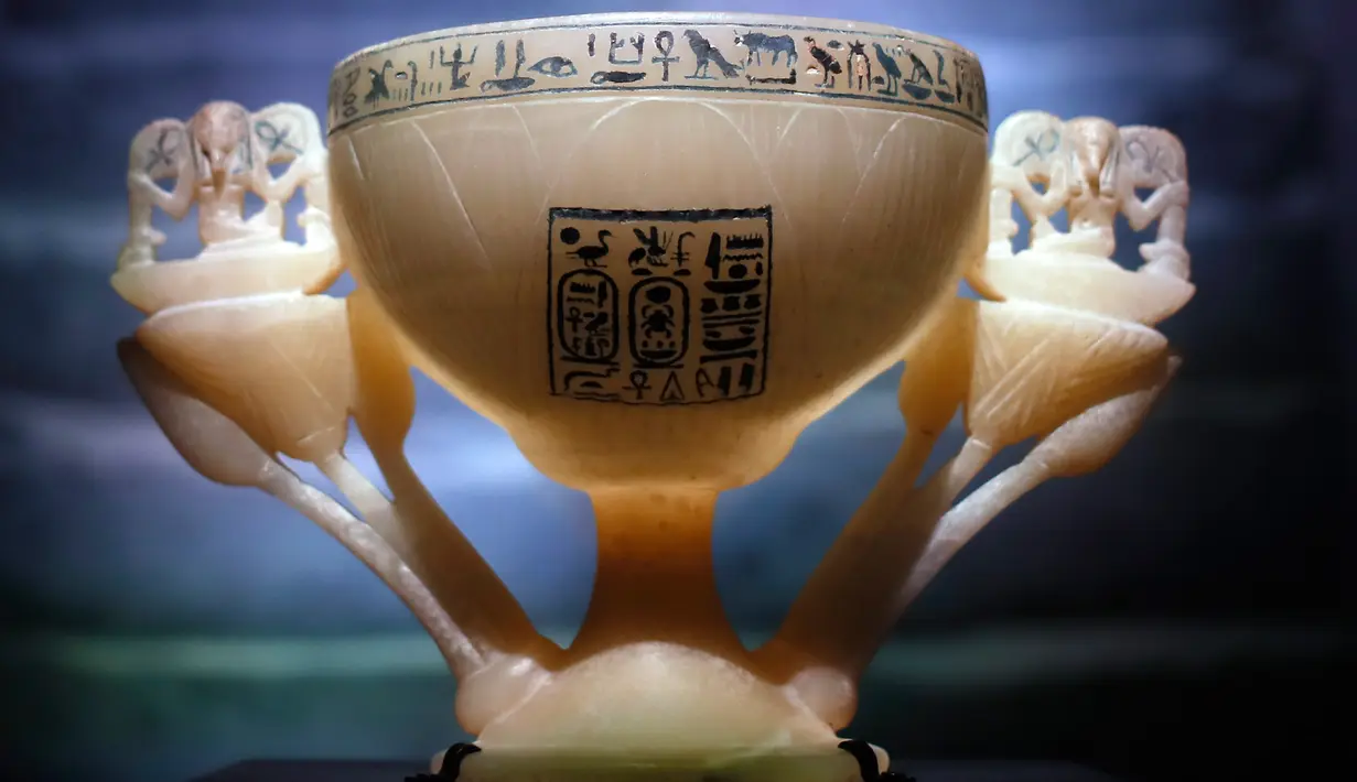 Cangkir Firaun Tutankhamun ditampilkan dalam pameran di Grande Halle of La Villette, Paris, Prancis, Kamis (21/3). (AP Photo/Francois Mori)