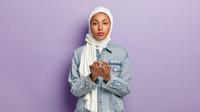 Ilustrasi muslimah, syukur alhamdulillah. (Image by wayhomestudio on Freepik)