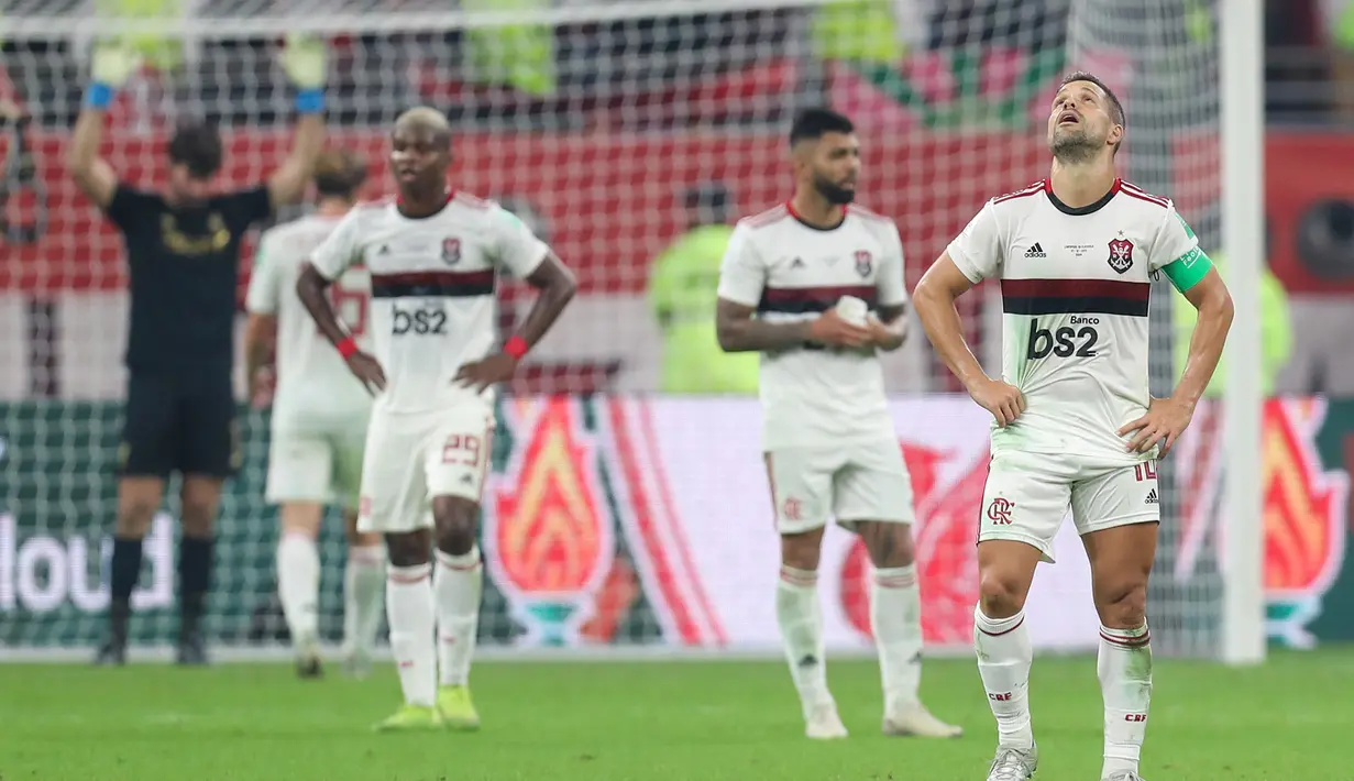 Para pemain Flamengo tampak kecewa usai dikalahkan Liverpool pada laga Piala Dunia Antarklub 2019 di Stadion Internasional Khalifa, Doha, Minggu (21/12). Liverpool menang 1-0 atas Flamengo. (AFP/Karim Jaafar)