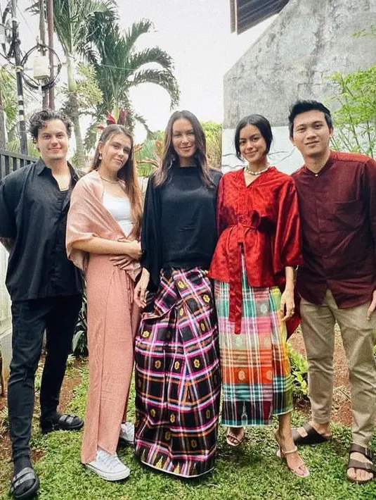 Eva Celia juga terlihat mengenakan kain sarung colorfull, dipadukan atasan warna merahnya. [@sophia_latjuba88]