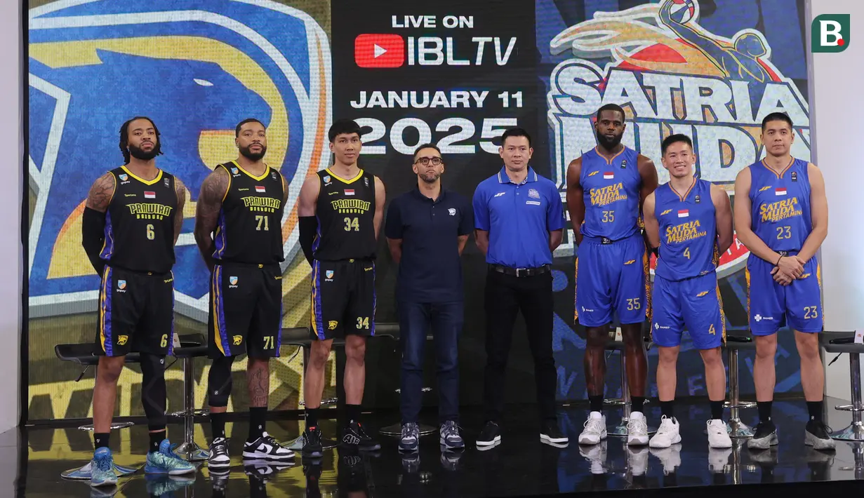 Sejumlah pemain Prawira Harum Bandung dan Satria Muda berfoto bersama dalam acara Media Day IBL 2025 di KYZN Kuningan, Jakarta Selatan, Kamis siang (12/12/2024). (Bola.com/M Iqbal Ichsan)