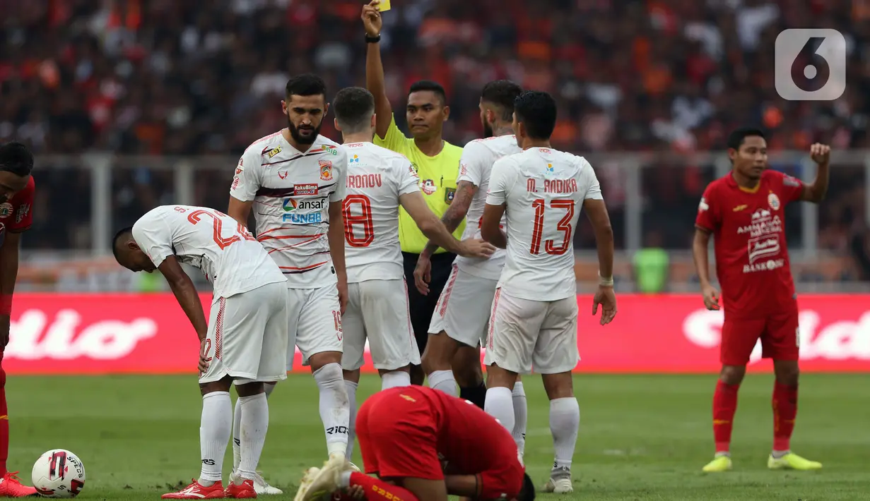 Pemain Borneo FC melakukan protes kepada wasit Sance Lawita saat melawan Persija pada laga pekan pertama Shopee Liga 1 Indonesia 2020 di Stadion Gelora Bung Karno, Jakarta, Minggu (1/3/2020). Persija unggul 3-2. (Liputan6.com/Helmi Fithriansyah)