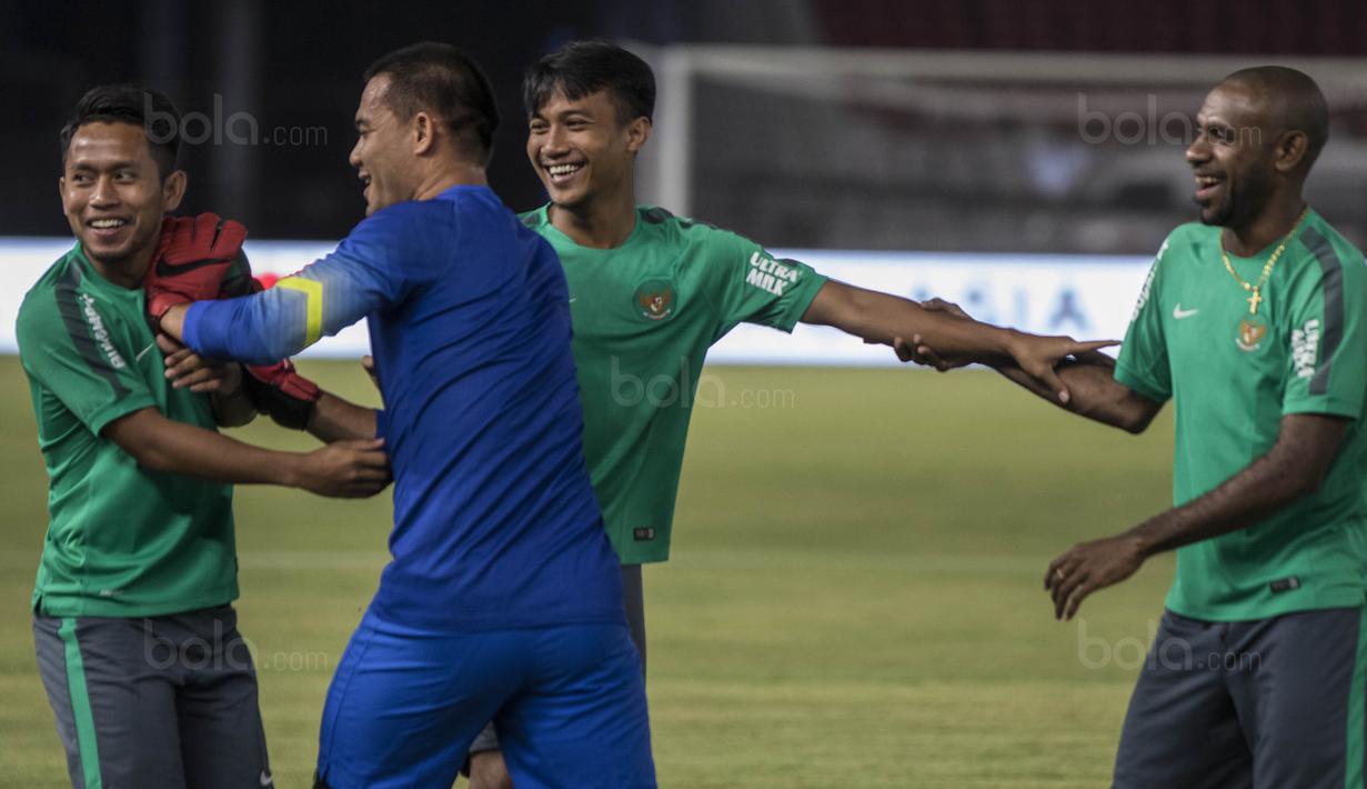 Para pemain Timnas Indonesia tampak bercanda saat latihan di SUGBK, Jakarta, Sabtu (13/1/2018). Timnas Indonesia menggelar latihan terakhir sebelum laga persahabatan melawan Islandia. (Bola.com/Vitalis Yogi Trisna)