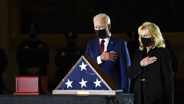 FOTO: Joe Biden Beri Penghormatan untuk Polisi yang Tewas dalam Kerusuhan Capitol Hill