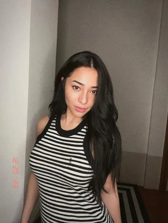 Biasa tampil dengan rambut warna golden brown, kini ia tampak mengubah warna rambutnya menjadi dark brown.