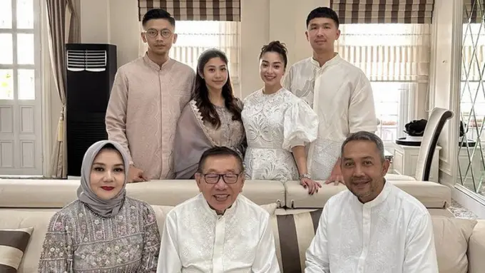 Tampilan Adik Kakak, Nikita Willy dan Winona saat Lebaran, credit: Instagram  (@nikitawillyofficial94)