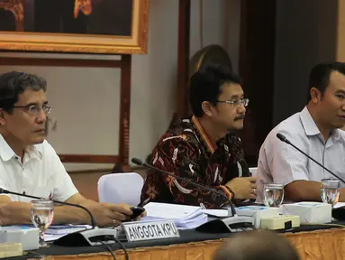 Tiga Komisioner Komisi Pemilihan Umum (KPU) memberikan penyuluhan tentang peraturan KPU terkait pemilihan Kepala Daerah tahun 2015 di Jakarta, Kamis (28/5/2015). (Liputan6.com/Johan Tallo)
