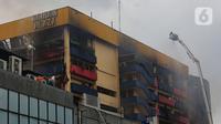 Diketahui, kebakaran hebat melanda gedung Glodok Plaza di Jalan Pinangsia Raya, Jakarta Barat, Rabu (15/1/2025) sekitar pukul 21.30 WIB. (Liputan6.com/Angga Yuniar)