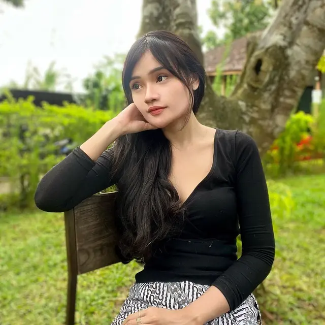 7 Potret Fanny Soegi, Pelantun 'Asmalibrasi' yang Viral di TikTok