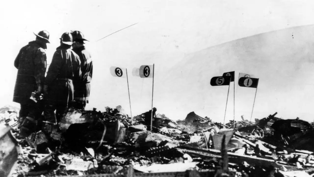Jatuhnya pesawat DC-10 milik maskapai American Airlines jatuh di bandara Chicago pada 25 Mei 1979, dan disebut terburuk di sejarah penerbangan AS (AP/Jay Needleman/Chicago Tribune)