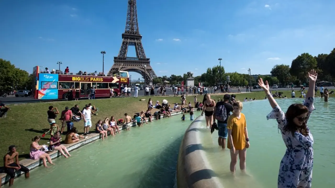 Ilustrasi gelombang panas di kota Paris, Prancis (AFP/Gerard Julien)