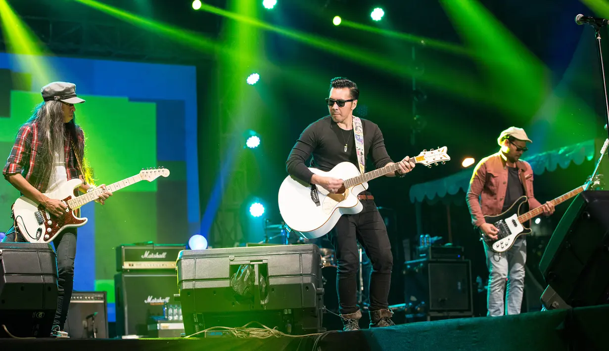Band Naif sukses menghibur fans setianya ‘KawaNaif’ dan pengunjung yang hadir dalam acara Jakarta Urban Gigs di kota Kasablanka, Jakarta Sabtu (20/2) malam. (Dezmond Manullang/Bintang.com)