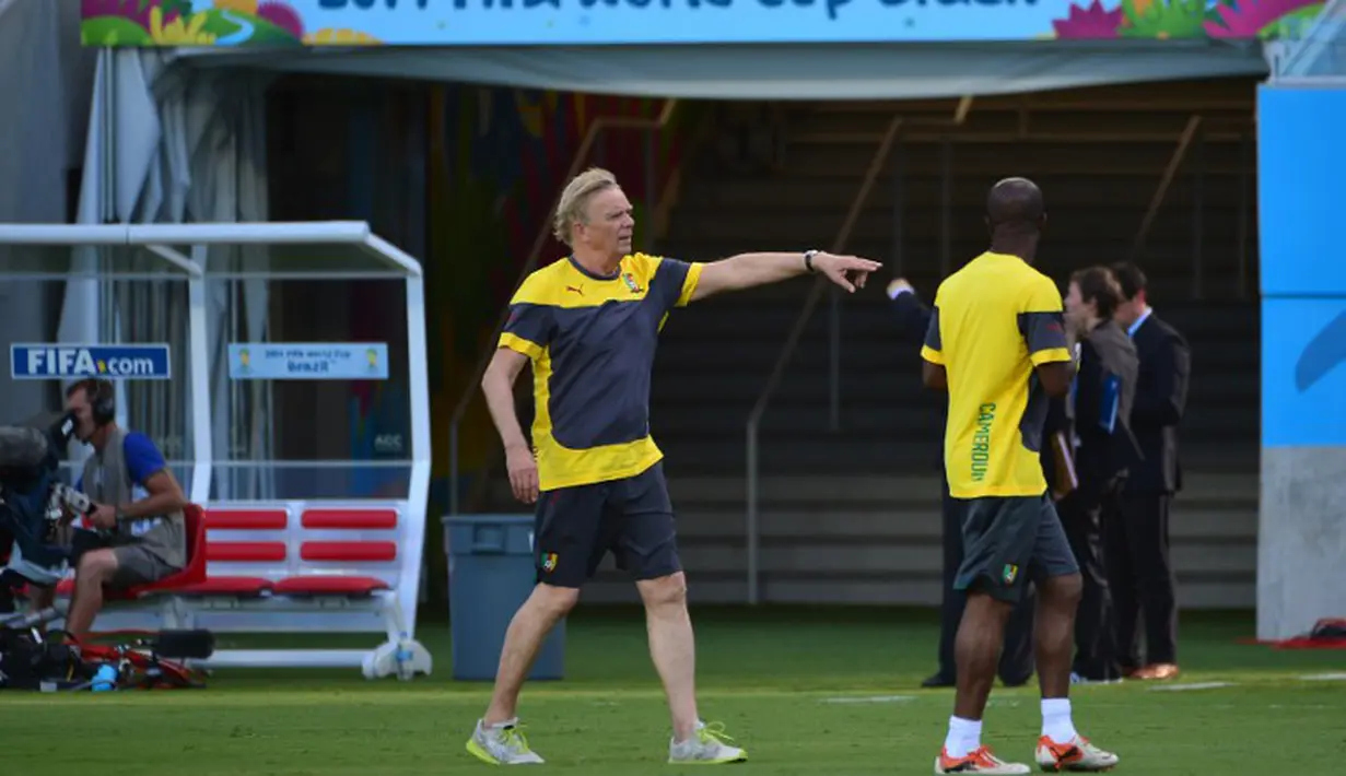 Pelatih Timnas Kamerun Volker Finke memberikan instruksi kepada anak asuhnya di Stadion Natal, Brasil, Kamis (12/06/2014) (AFP Photo/PIERRE-PHILIPPE MARCOU)