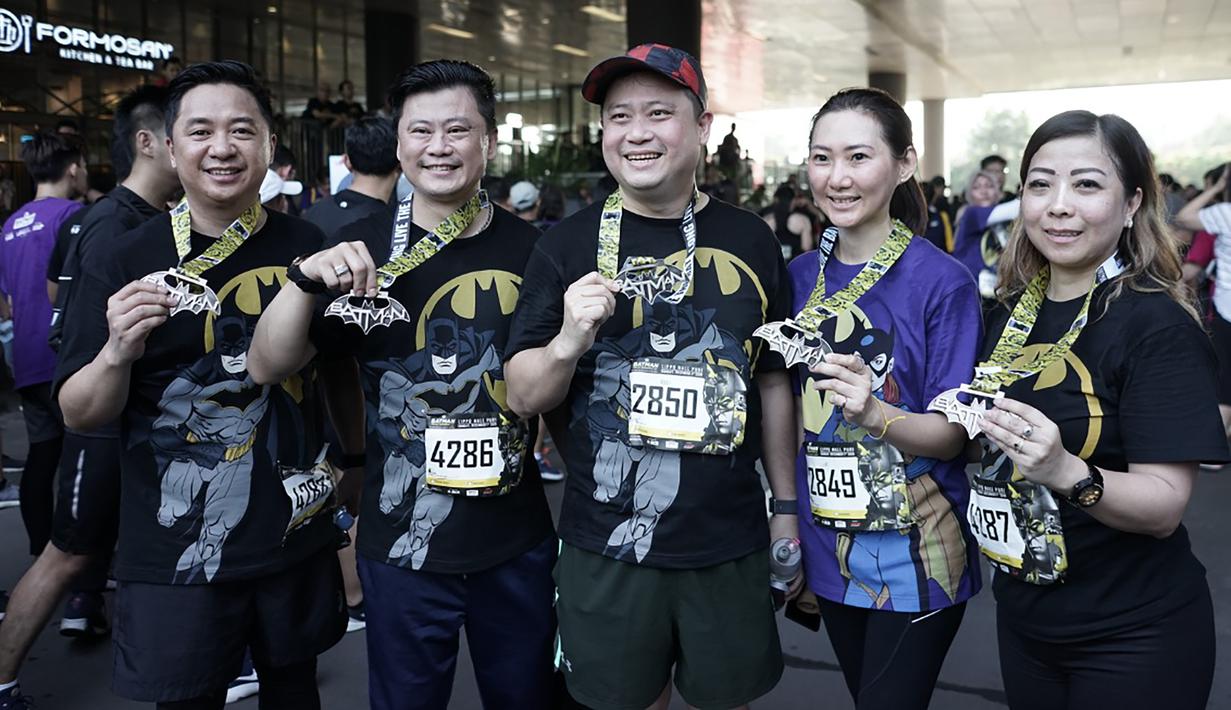 Para pelari berpose saat mengikuti Batman Run Series di Jakarta Barat, Minggu (1/12). Acara ini merupakan kerjasama antara Indofunrun dengan Lippo Mall Puri. (Dokumentasi Indofunrun)