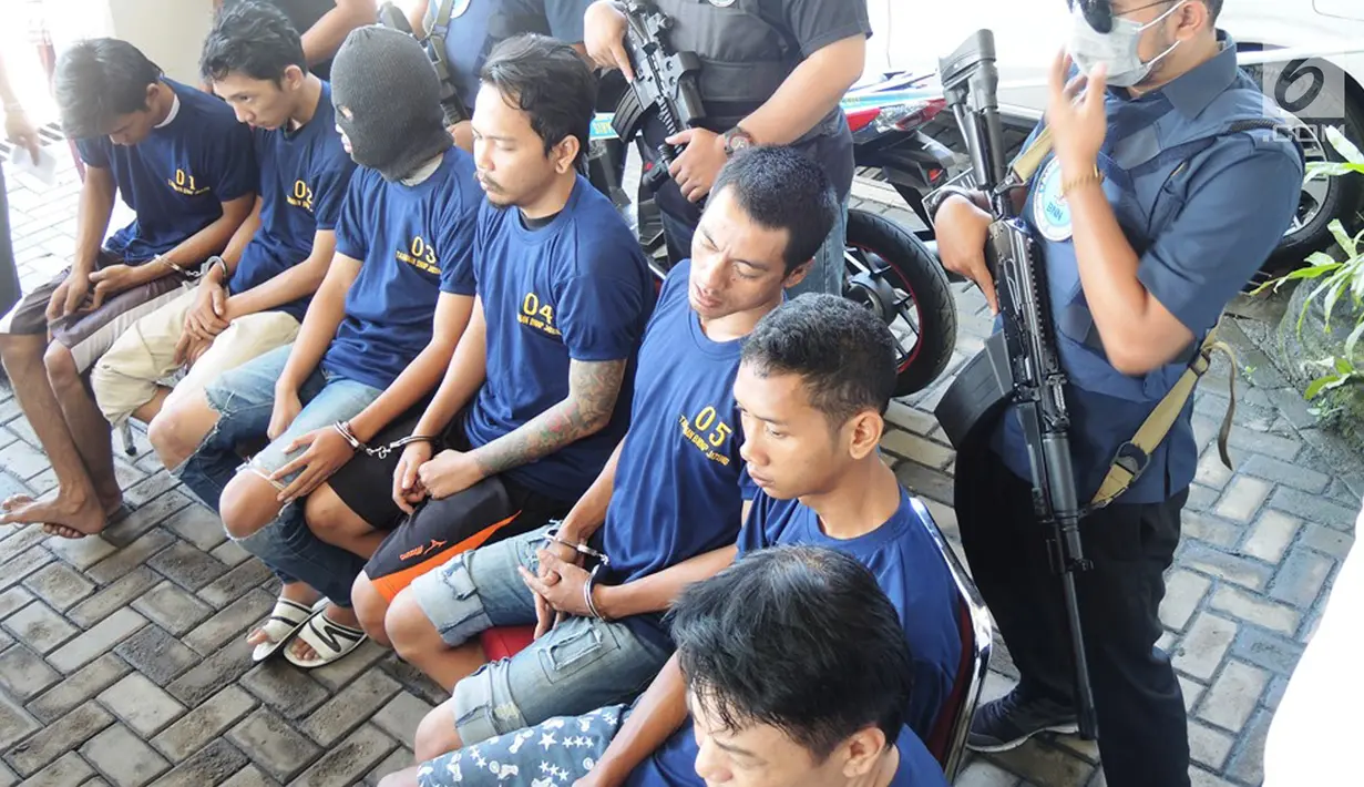 Tersangka kasus peredaran narkoba dihadirkan oleh BNNP Jawa Tengah di halaman Kantor BNNP Jawa Tengah, Semarang, Rabu (20/3). Petugas menyita 5 Kg ganja yang dikendalikan napi Lapas Kedungpane dan 1,5 Kg oleh napi Lapas Ambarawa. (Liputan6.com/Gholib)