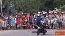 Citizen6, Sidrap: Aksi tersebut sangat berbahaya dan di lakukan oleh orang yang sudah berpengalaman di saksikan ratusan warga yang ada di Kelurahan Lautang Benteng, Kecamatan Maritenggae, Kabupaten Sidrap, Jumat (27/1). (Pengirim: Abdi Mantaring)
