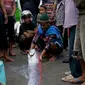 Warga Majene yang berkerumun di tempat pelelangan ikan kebanyakan takut melihat Oarfish alias si ikan mitos pertanda gempa. (Liputan6.com/Fauzan)