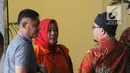 Istri muda Bupati Bengkulu Selatan Dirwan Mahmud, Hendrati bersiap menjalani pemeriksaan di Gedung KPK, Jakarta, Rabu (23/5). Ini merupakan pemeriksaan perdana Hendrati pascapenahanan setelah terjaring OTT KPK. (Merdeka.com/Dwi Narwoko)