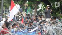 Massa aksi demo saat menolak Omnibus Law UU Cipta Kerja sekaligus refleksi satu tahun Pemerintahan Jokowi-Ma'ruf di kawasan Patung Kuda, Jakarta, Selasa (20/20/2020). Aksi ribuan pengunjuk rasa dari berbagai elemn berjalan aman. (merdeka.com/ Arie Basuki)