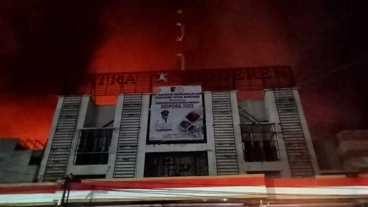 Api yang membakar bagian tengah Pasar Tradisional Manonda Palu, Selasa (29/3/2022)