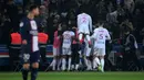 Pemain Lyon merayakan gol yang dicetak oleh Bradley Barcola ke gawang Paris Saint-Germain pada laga pekan ke-29 Liga Prancis 2022/2023 di Parc de Pricess, Paris, Senin (3/4/2023) WIB. Lyon menang dengan skor 1-0. (AFP/Franck Fife)
