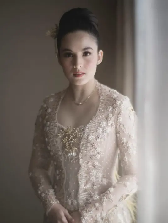 Chelsea Islan tampil dengan kebaya full payet dipadukan bawahan kain batik dan kalung tanpa liontinnya. [@chelseaislan]