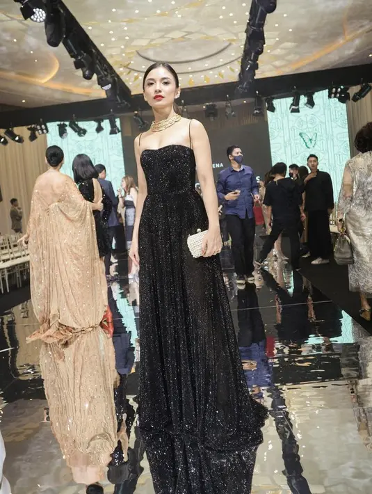 Chelsea Olivia tampil dengan gaun hitam gemerlap dengan spaghetti strap. Ia membawa clutch serta mengenakan kalung keemasan. @chelseaoliviaa