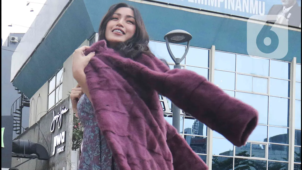 Adu Gaya Jessica Iskandar dan Gisella Anastasia di Citayam Fashion Week