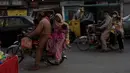 Kemacetan kendaraan di Raja Bazar jelang Hari Raya Idul Fitri, Rawalpindi, Pakistan, Selasa (19/5/2020). Raja Bazar terpantau ramai setelah pemerintah Pakistan melonggarkan lockdown karena pandemi virus corona COVID-19. (Farooq NAEEM/AFP)