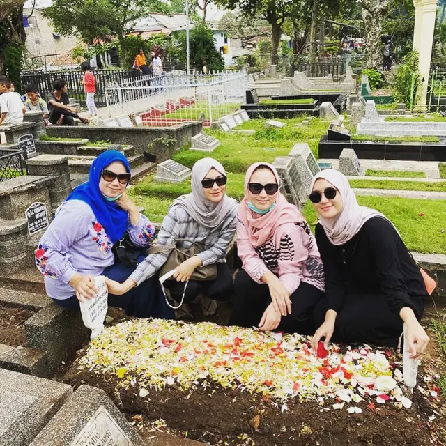 6 Momen Citra Kirana dan Keluarga Ziarah ke Makam Ayah, Sudah Kembali Tersenyum