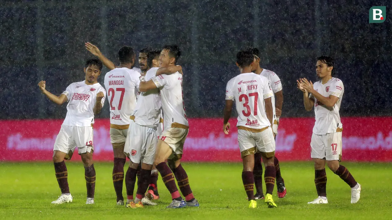 FOTO: Himan Syah Gagalkan 2 Penalti PSIS, PSM Makassar Lolos ke Semifinal Piala Menpora 2021