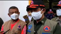 Kepala BNPB, Letjen TNI Suharyanto memberi pernyataan kepada jurnalis saat memantau penanganan tanggap darurat pascabanjir bandang di Kecamatan Torue, Parigi Moutong, Minggu (31/7/2022). (Foto: Heri Susanto).