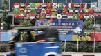 Bajaj melintas di depan instalasi berupa bendera negara-negara peserta Asian Games 2018 di Jalan Tanah Tinggi Barat, Kelurahan Bungur, Kecamatan Senen, Jakarta, Minggu (15/7). (Merdeka.com/Iqbal S. Nugroho)