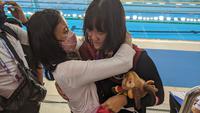 Flairene Candrea Wonomiharjo saat dipeluk sang ibunda. (Muhammad Adiyaksa/Bola.com)