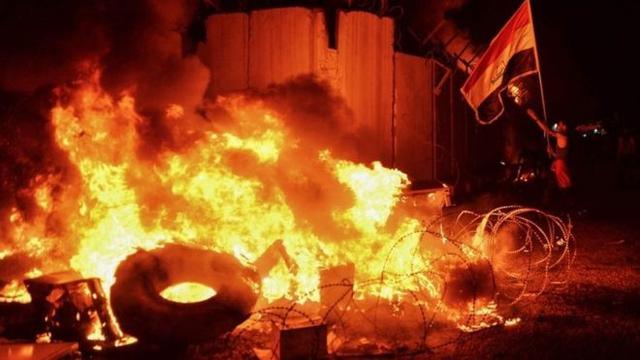 Kericuhan di Irak saat konsulat Iran di Irak dibakar demonstran. (AFP)