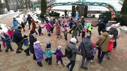 Warga bersenang-senang dalam sebuah pertunjukan untuk menyambut Tahun Baru mendatang di sebuah taman di Minsk, Belarus, pada 27 Desember 2020. (Xinhua/Henadz Zhinkov)