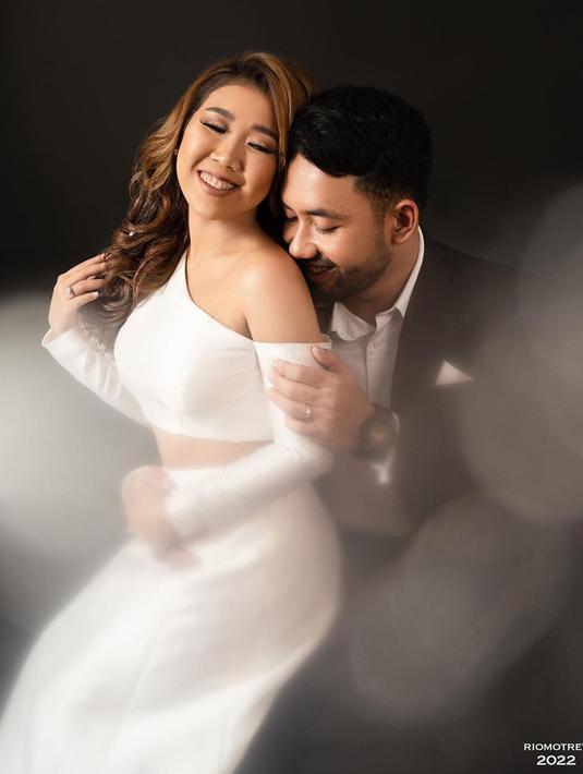 Keduanya juga turut memamerkan kemesraan saat menjalani pemotretan prewedding. Bahkan, tak sedikit pula netizen yang iri dengan kemesraan pasangan selebriti satu ini. (Liputan6.com/IG/@kikysaputrii)