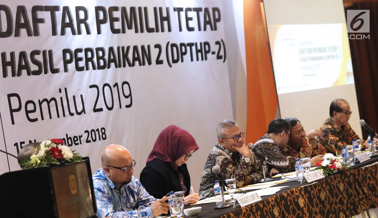 Ketua KPU Pusat, Arief Budiman (ketiga kiri) memimpin rapat pleno Rekapitulasi Daftar Pemilih Tetap Hasil Perbaikan (DPTHP) 2 di Jakarta, Kamis (15/11). Rapat dihadiri perwakilan pihak terkait Pileg dan Pilpres 2019. (Liputan6.com/Helmi Fithriansyah)