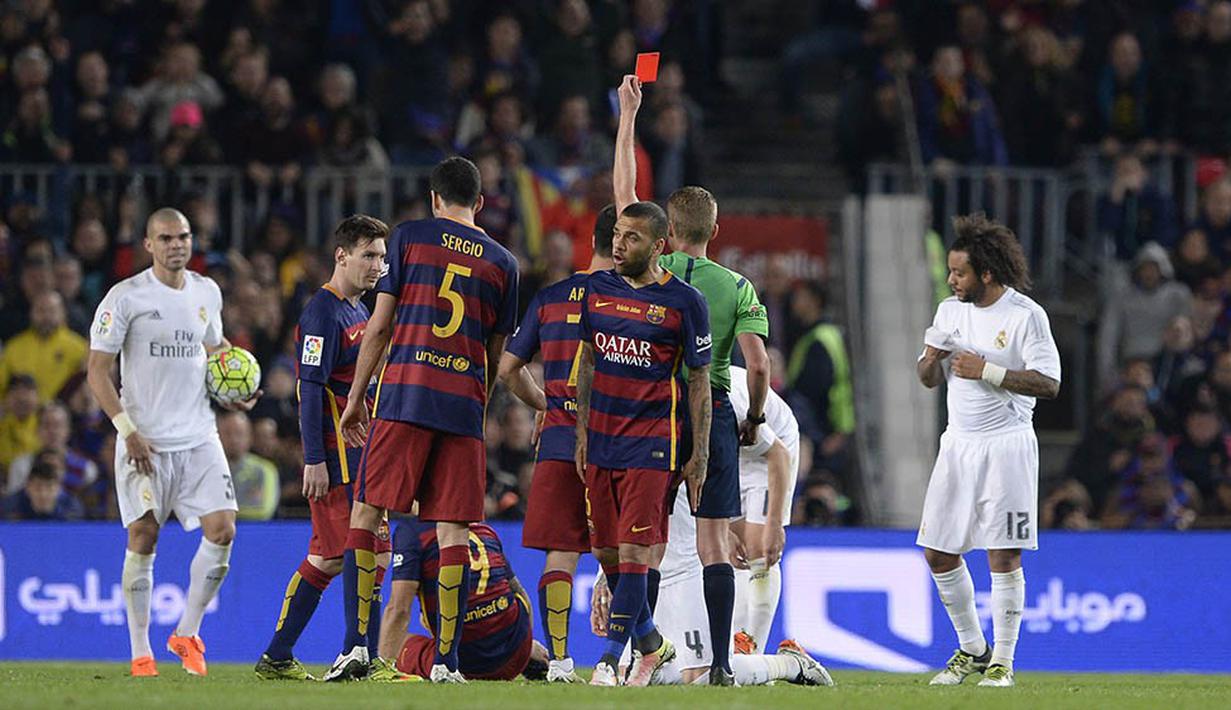 Kapten Real Madrid, Sergio Ramos, mendapat kartu merah saat laga La Liga melawan Barcelona di Stadion Camp Nou, Barcelona, Minggu (3/4/2016) dini hari WIB. Real Madrid bermain dengan 10 pemain sejak menit ke-83. (AFP/Josep Lago)