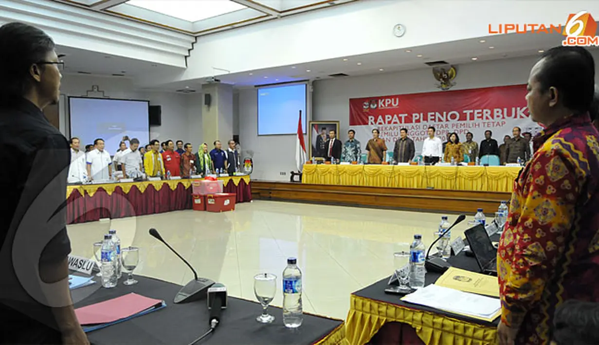 Sebelum memulai rapat pleno, seluruh peserta menyanyikan lagu Indonesia Raya (Liputan6.com/Danu Baharuddin)