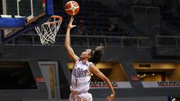 Pemain CLS Knight, Sandy Febiansyah #9 melakukan tembakan saat melawan Satya Wacana pada perempat final Playoffs Indonesia  Basket League (IBL) di Britama Arena, Jakarta, Selasa (17/5/2016). (Bola.com/Nicklas Hanoatubun)