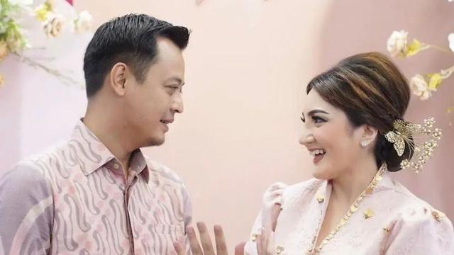 6 Potret Kiki Amalia Pakai Baju Bodo Resmi Dilamar Sang Kekasih, Lepas Status Janda 10 Tahun