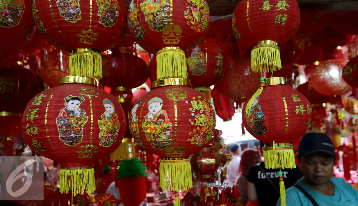 Lampion pajangan yang banyak dijual di Glodok, Jakarta, Rabu (18/01). Beragam pernak-pernik Imlek yang diimport dari Tiongkok dijual para pedagang musiman di kawasan ini dengan harga antara Rp 10 ribu hingga Rp 3,8 juta. (Liputan6.com/JohanTallo)