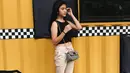 Gadis berdarah campuran Indonesia dan India ini kerap membagikan rutinitasnya di akun Instagram. Rupanya Maureen sering memanjakan diri dengan berlibur. Penampilannya pun tampak memukau, kali ini ia tampil simpel dengan atasan hitam dan celana berwarna krem. (Liputan6.com/IG/@maureendaryananii_)