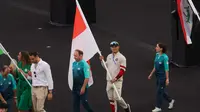 Duo atlet peraih emas bagi Indonesia di Olimpiade Paris 2024, Rizki Juniansyah dan Veddriq Leonardo, ambil bagian dalam defile penutupan yang digelar di&nbsp;Stade de&nbsp;France pada Minggu (11/8/2024) waktu setempat atau Senin (12/8/2024) dini hari WIBA. Rizki ditunjuk sebagai pembawa bendera, sementara Veddriq memeriahkan rombongan bersama perwakilan Indonesia lainnya. (Dok. NOC Indonesia)