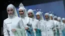 Sejumlah model membawakan busana rancangan Zaskia Sungkar  pada hari kedua Jakarta Fashion Week (JFW) 2016 di Senayan city, Jakarta, (25/10/2015). Kolaborasi itu menyajikan sebuah peragaan busana bertema Dynamic Bliss. (Liputan6.com/Herman Zakharia)