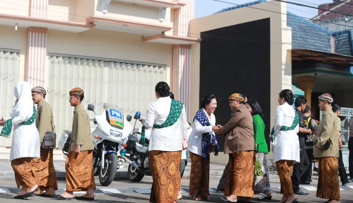 Selasa (7/11/2017), satu hari menjelang hari pernikahan Kahiyang dan Bobby, terlihat suasana yang ramai di kediaman Jokowi. Setelah pemasangan Bleketepe tadi pagi, acara dilanjutkan dengan prosesi siraman. (Adrian Putra/Bintang.com)