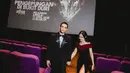 Omara Esteghalal terlihat tampan dalam balutan setelan jas hitam dan kemeja putih [@prillylatuconsina96]